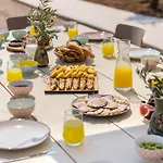 Aura فندق مبيت وإفطار 3*