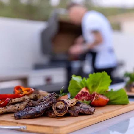 לינה וארוחת בוקר Aura לוטראקי