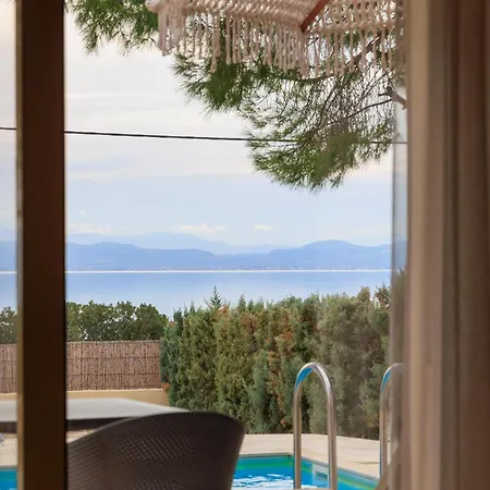 Aura לינה וארוחת בוקר 4*