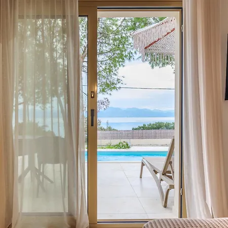 לינה וארוחת בוקר Aura לוטראקי